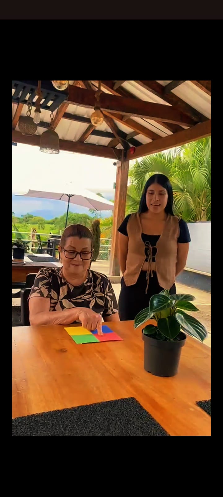 Adulto mayor en actividad lúdica